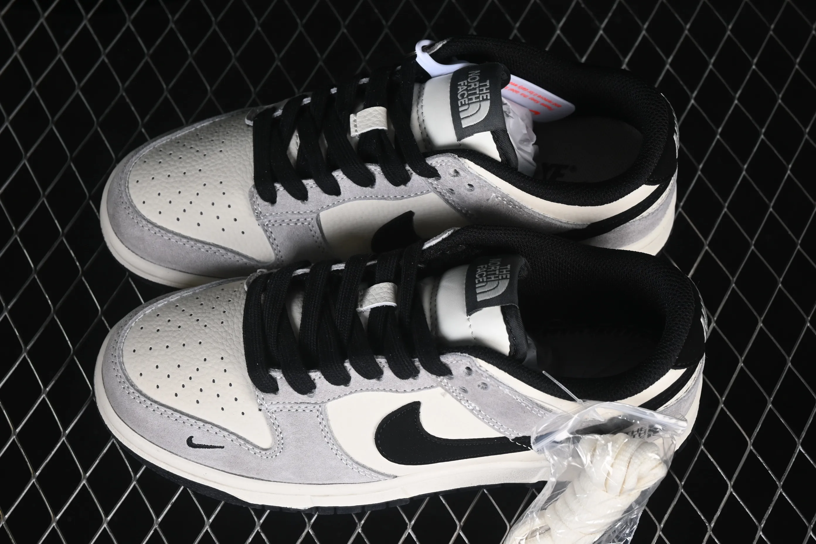 All categories Nk SB Dunk Series Nk SB Dunk Low High-end customized low-top sneakers Nike SB Dunk Low North Face joint gray and white suede High-end customized low-top casual sneakers DN3168-032